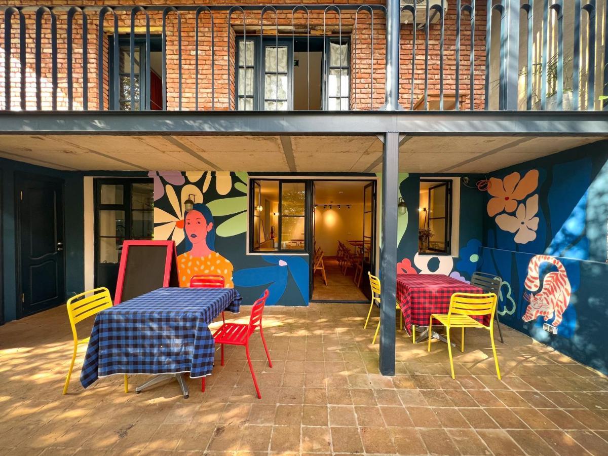 Black Tomato Hostel Koetaisi Buitenkant foto