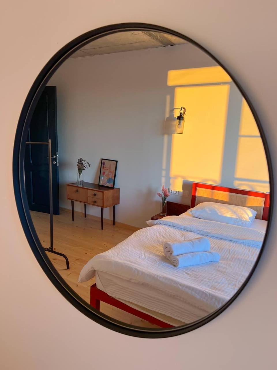 Black Tomato Hostel Koetaisi Buitenkant foto