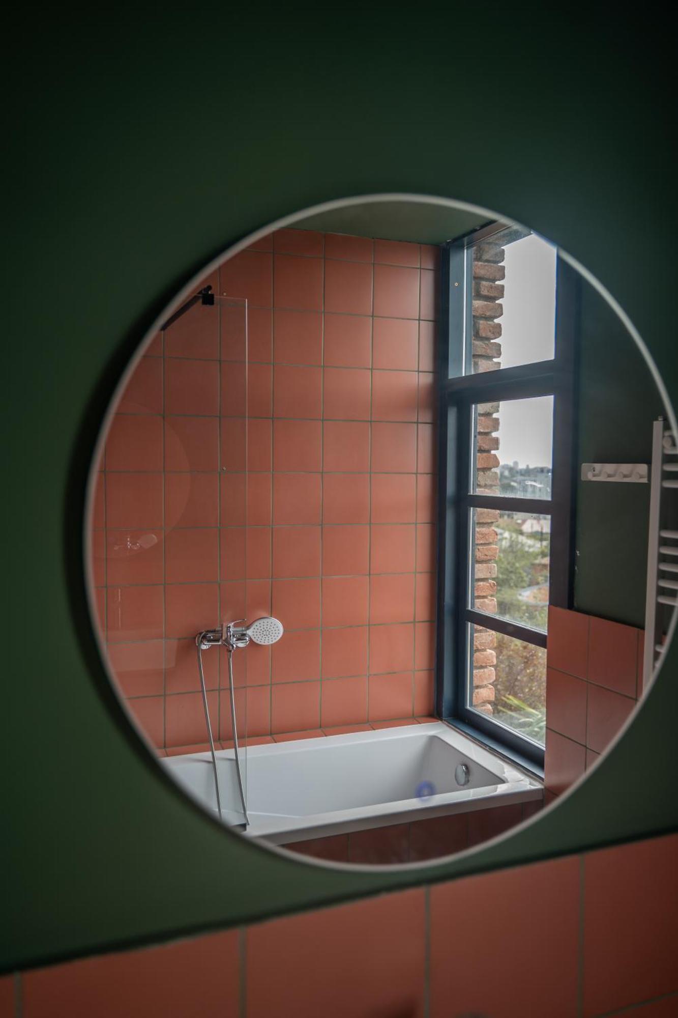 Black Tomato Hostel Koetaisi Buitenkant foto