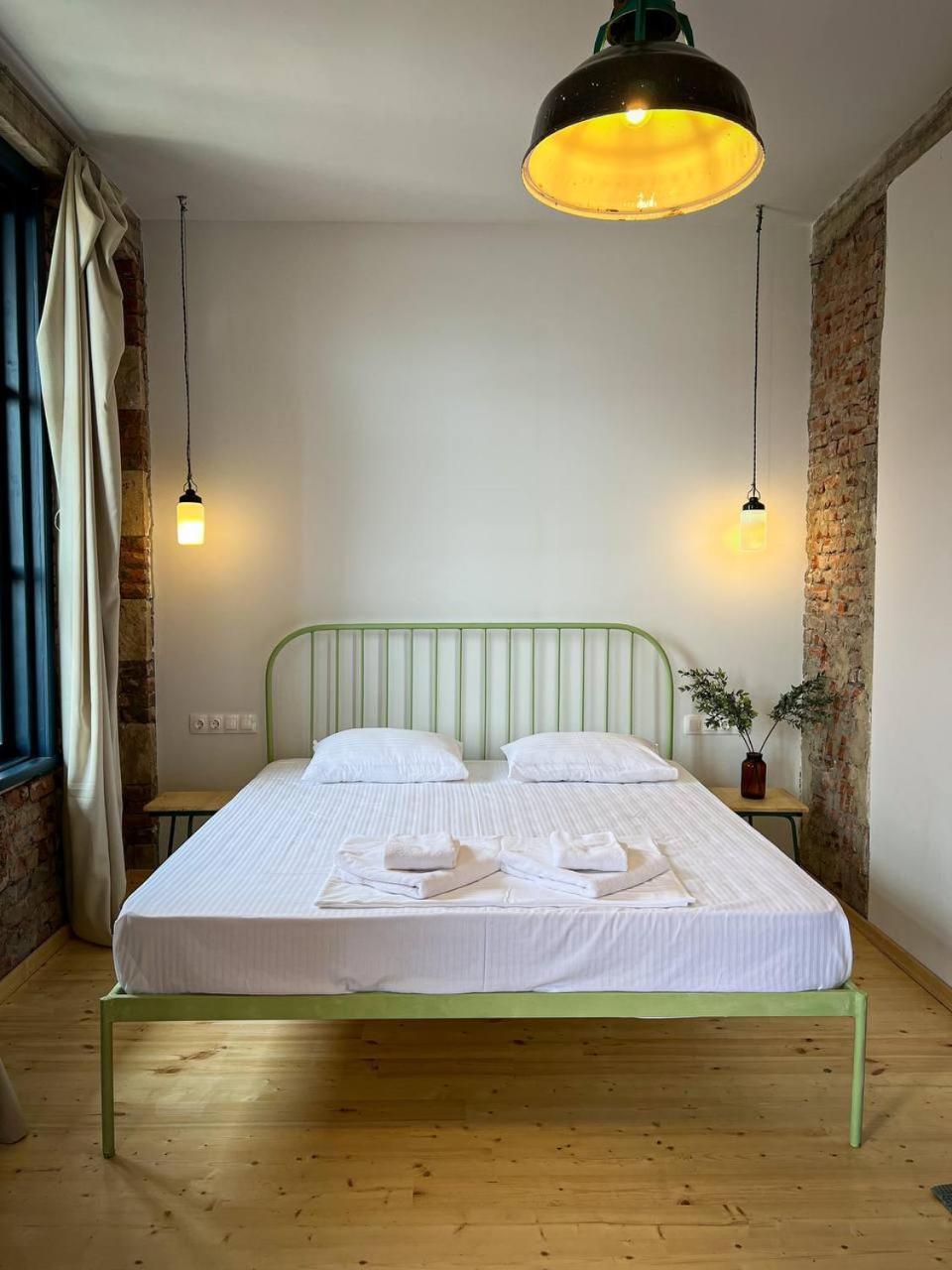 Black Tomato Hostel Koetaisi Buitenkant foto