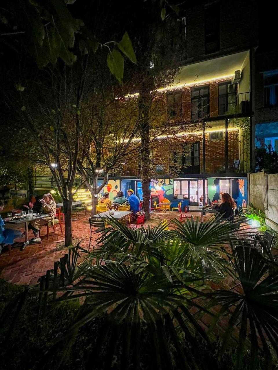 Black Tomato Hostel Koetaisi Buitenkant foto