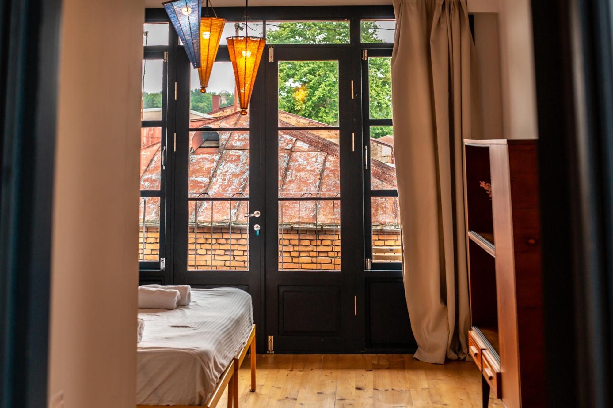 Black Tomato Hostel Koetaisi Buitenkant foto