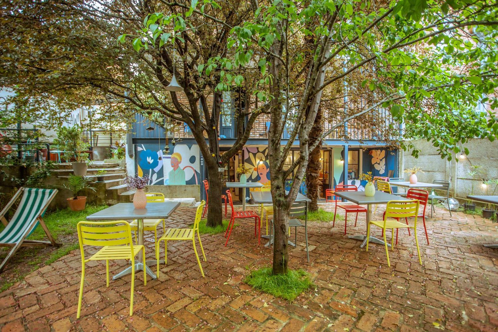 Black Tomato Hostel Koetaisi Buitenkant foto
